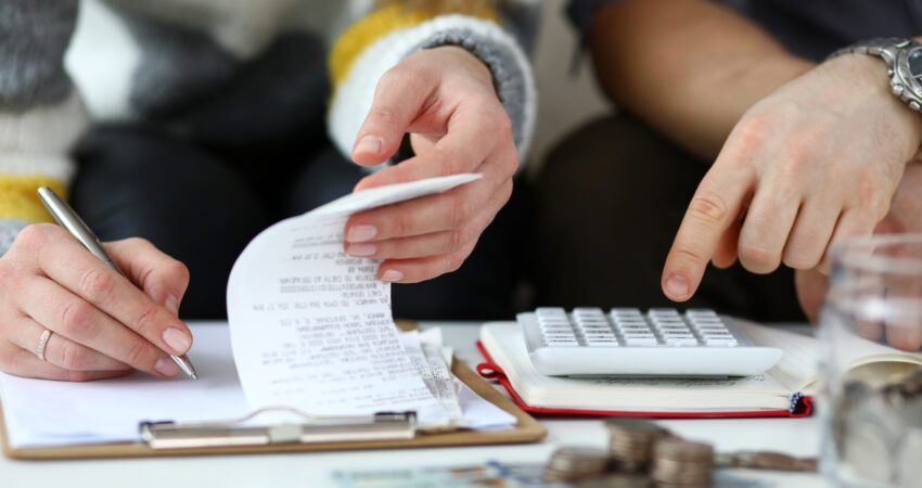 Empleado realizando cierre de caja diario con sistema de gestión de efectivo automatizado evitando descuadres en PYME
