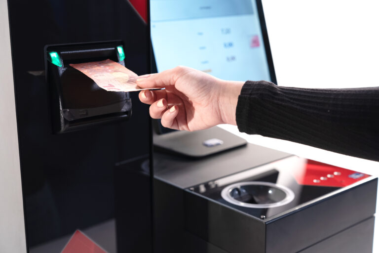 Cajón inteligente de CashProtect dispensando un billete de diez euros