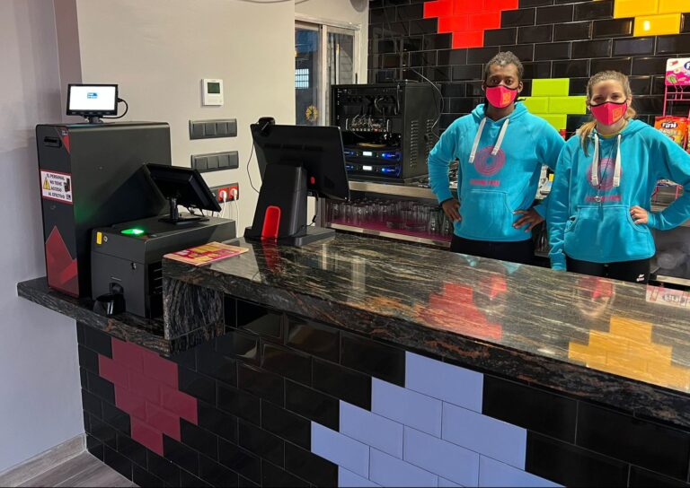 Cliente satisfecho con máquina de cobro automático