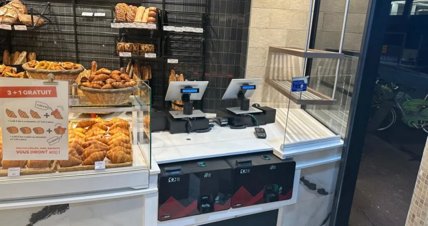 Cajón de cobro automático funcionando en una cafetería, mejorando la gestión del efectivo