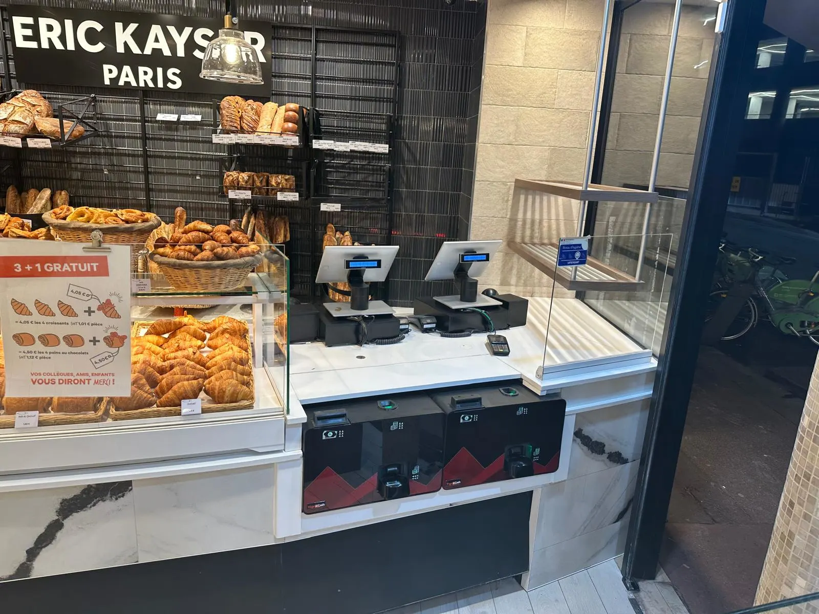 Cajón de cobro automático funcionando en una cafetería, mejorando la gestión del efectivo