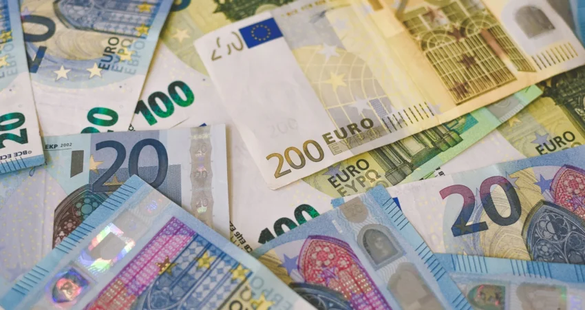 Soluciones inteligentes para la gestión de caja en tienda: detector, cajón y software en funcionamiento