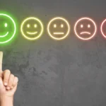 5 Niveles de satisfacción del cliente y un cliente eligiendo el resultado positivo