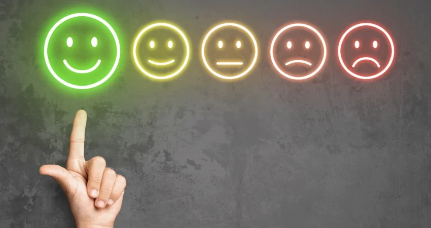 5 Niveles de satisfacción del cliente y un cliente eligiendo el resultado positivo